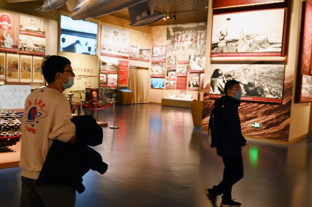 房间里的人中度可信度描述已自动生成 房间里的人中度可信度描述已自动生成