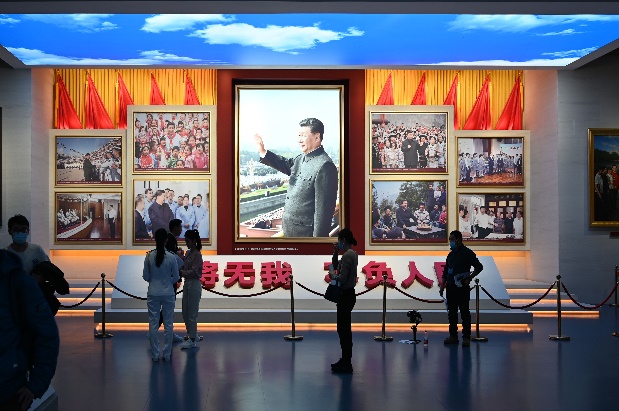 许多人在房间里低可信度描述已自动生成 许多人在房间里低可信度描述已自动生成