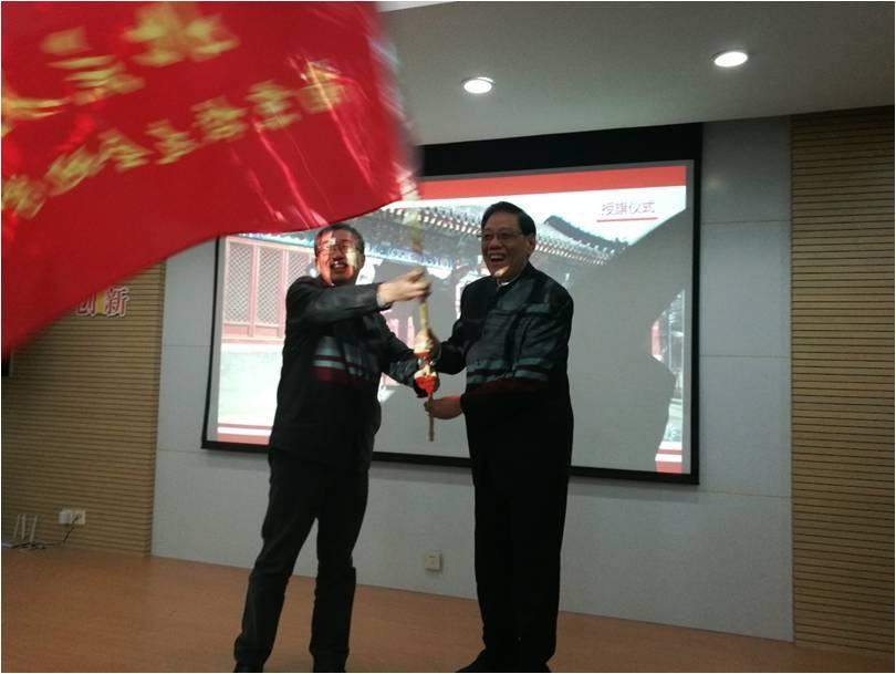 世俱杯中国官网入口南京校友会任彦申会长向杨群分会会长授予了南京地学分会会旗.jpg 世俱杯中国官网入口南京校友会任彦申会长向杨群分会会长授予了南京地学分会会旗.jpg