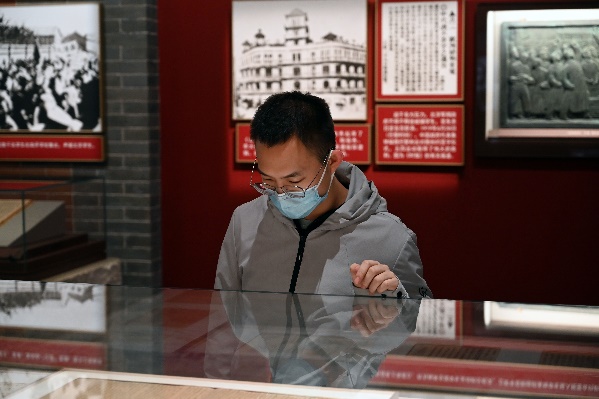 戴着眼镜的女人中度可信度描述已自动生成 戴着眼镜的女人中度可信度描述已自动生成