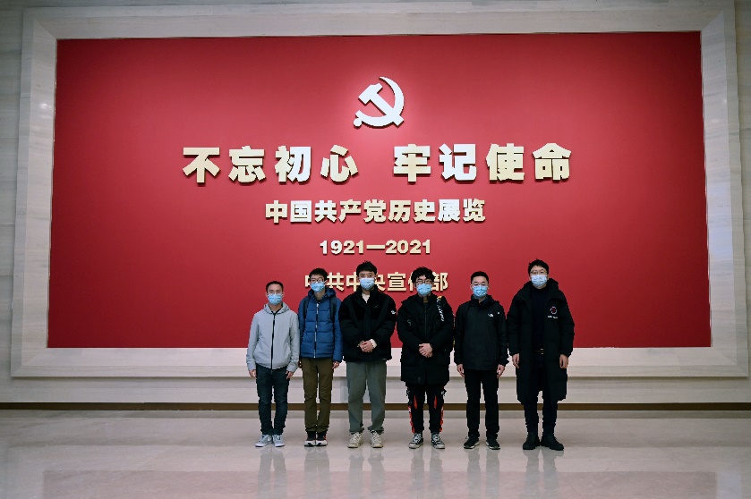 人们站在墙边描述已自动生成 人们站在墙边描述已自动生成