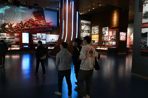 商店的门口前有许多人低可信度描述已自动生成 商店的门口前有许多人低可信度描述已自动生成