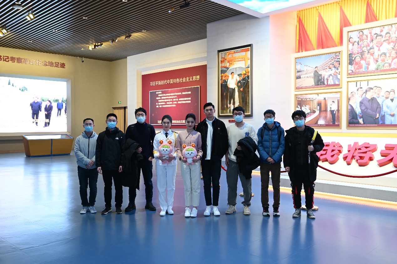 大厅里站着一群人描述已自动生成 大厅里站着一群人描述已自动生成