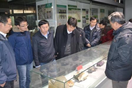 世俱杯中国官网入口地质博物馆馆长孙元林教授介绍地质博物馆藏品.JPG