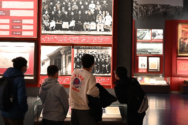 人们走在街头描述已自动生成 人们走在街头描述已自动生成